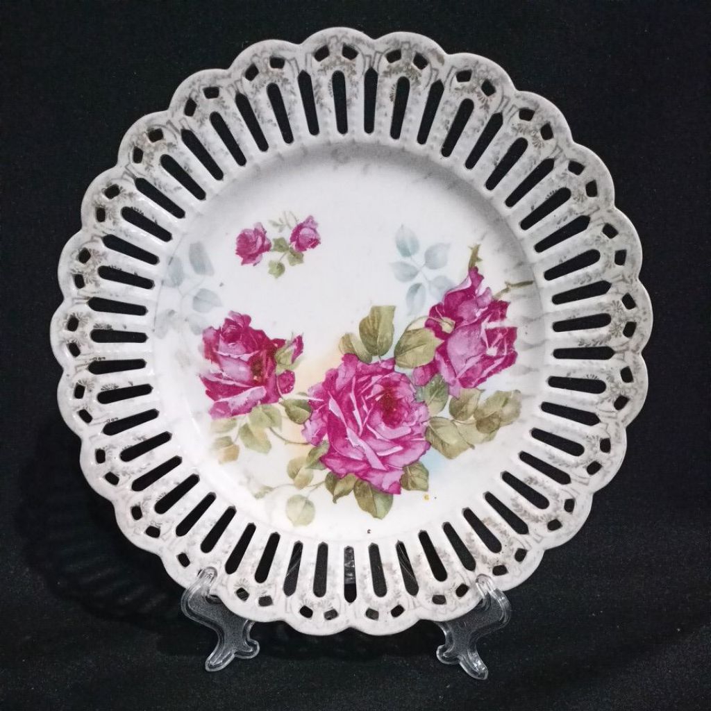 Piring hias Trawang antik motif mawar merah abstrak