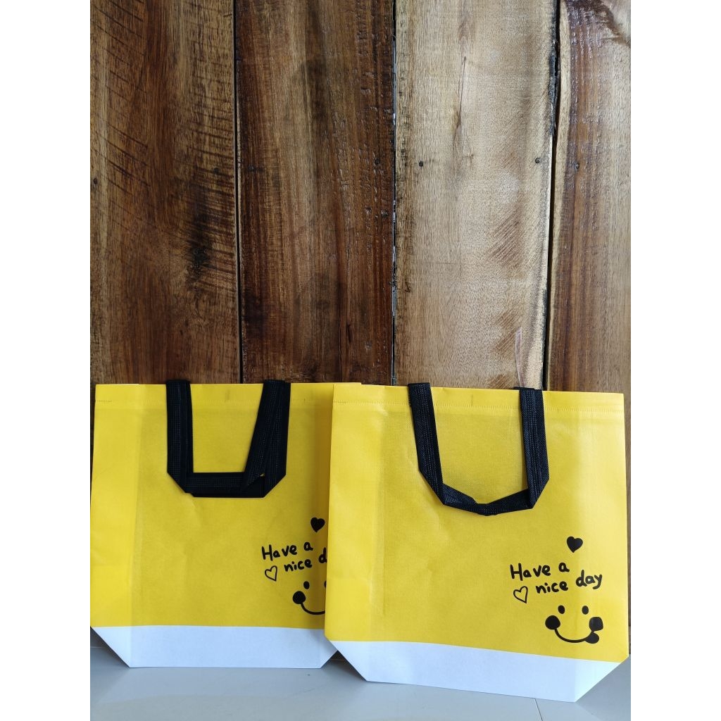 

GOODIE BAG / TAS HAMPERS/TOTE BAG/ SHOPPING BAG MOTIF CERAH SUNY UKURAN SEDANG