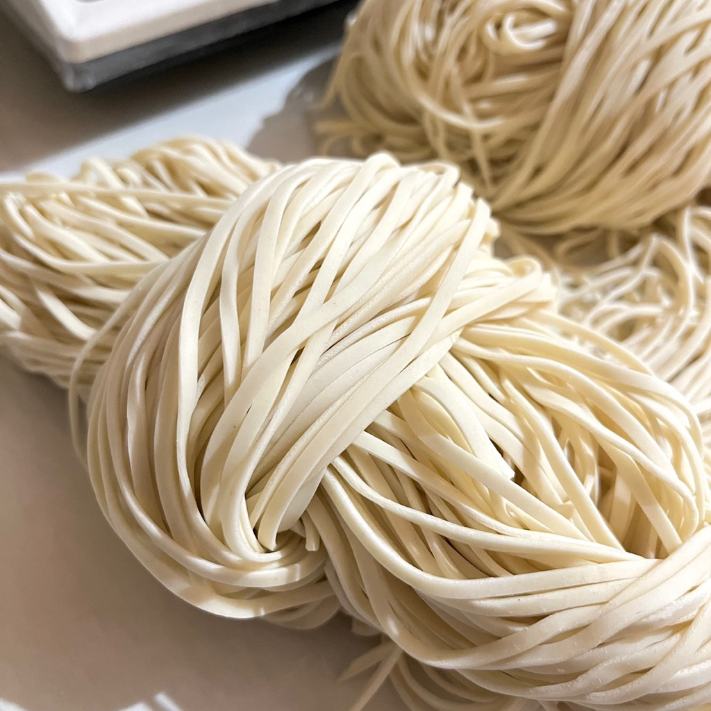 

Mie Pipih 1 kg / Mie Gepeng / Mie Basah untuk Mie Goreng, Mie Aceh, Bakmi, Mie level / Mie Basah Pipih Sidoarjo Surabaya