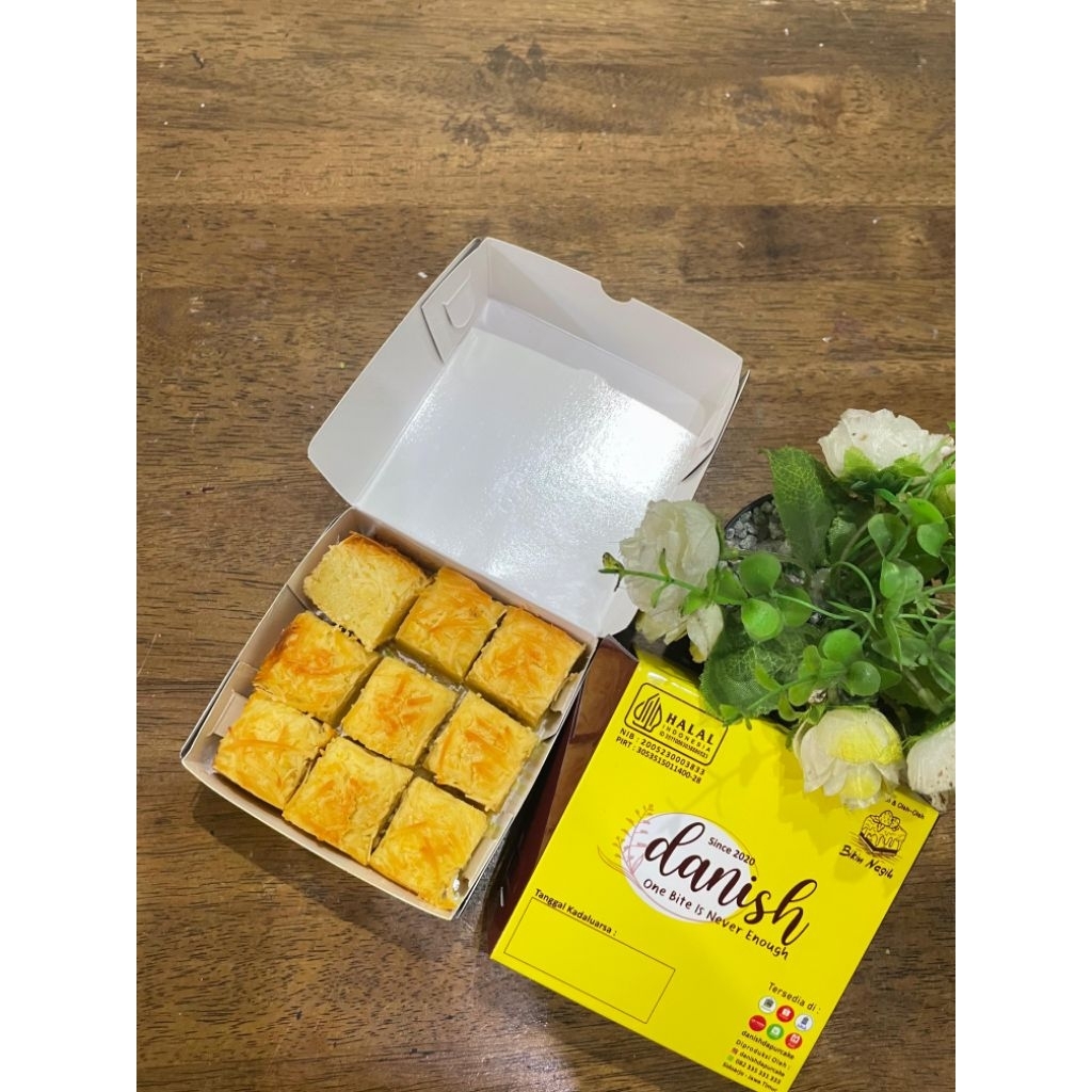 

Danish Mini Lekker Holland Keju/Boterkoek 10x10 (9 ptg) Panggang Wangi Butter Rasa Keju by danishdapurcake