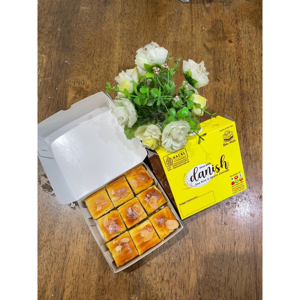 

Danish Mini Premium Lekker Holland / Boterkoek 10x10 (9 Potong) Panggang Wangi Butter Nanas by danishdapurcake
