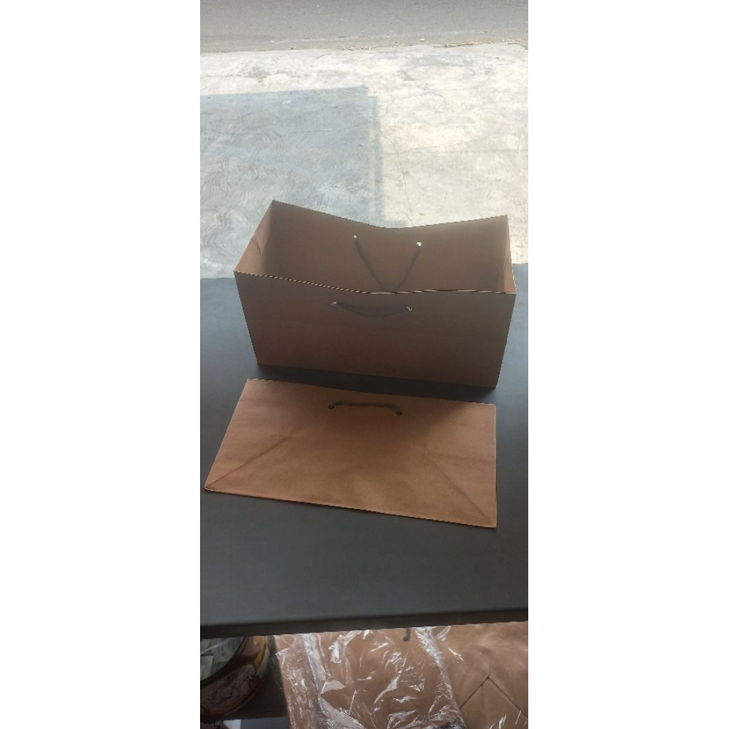 

Paperbag Brownies Sedang (M) kraft polos ukuran 30 x 15 x 15 per 10 pcs