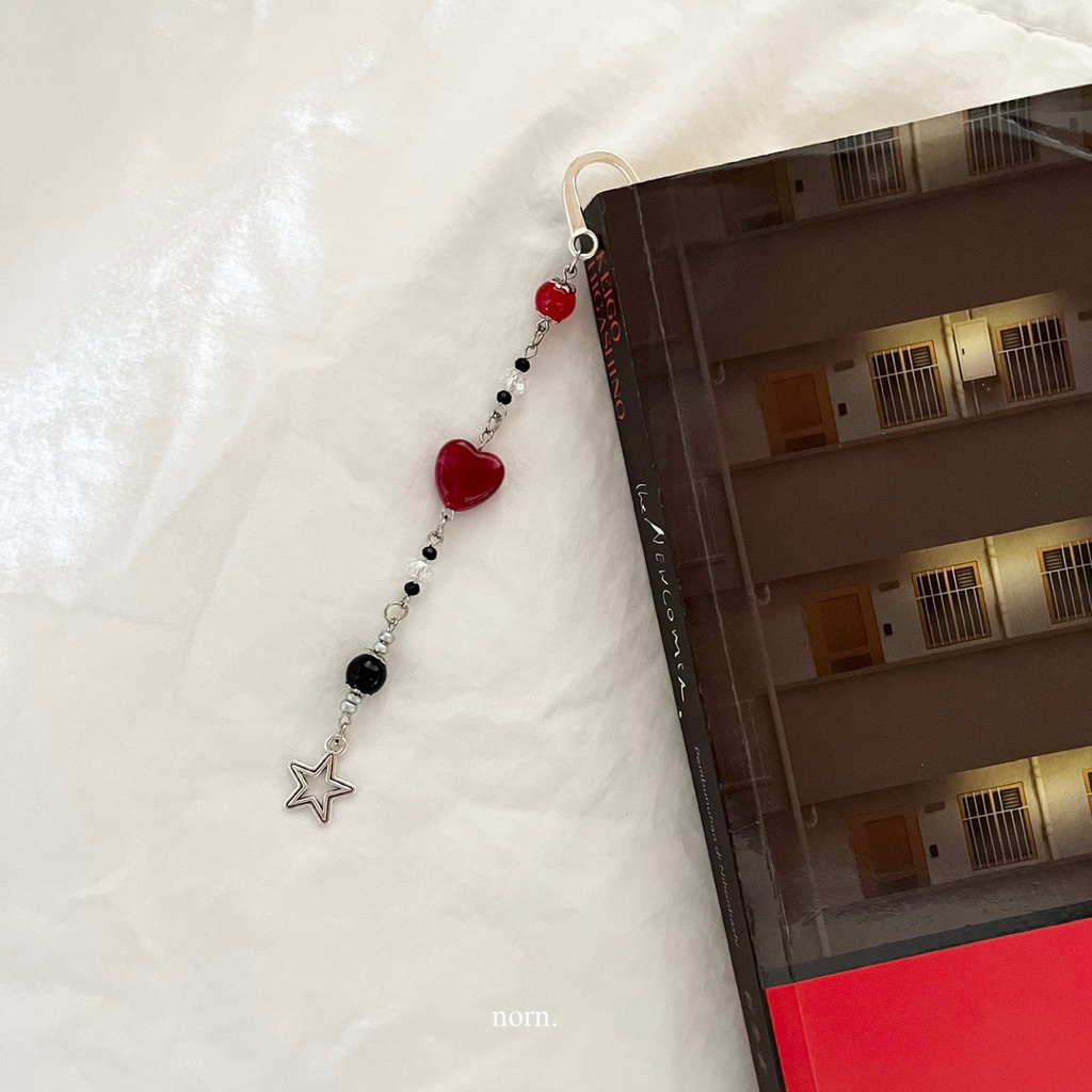 

Bookmark Handmade Merah Biru Aesthetic dengan Aksen Bintang untuk Pembatas Buku Atau Jurnal