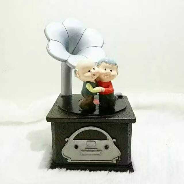 CELENGAN SILVER GRANDPA CELENGAN GRANDMA AND THE GRAMOPHONE MONEY BANK - CELENGAN PAJANGAN PATUNG KA