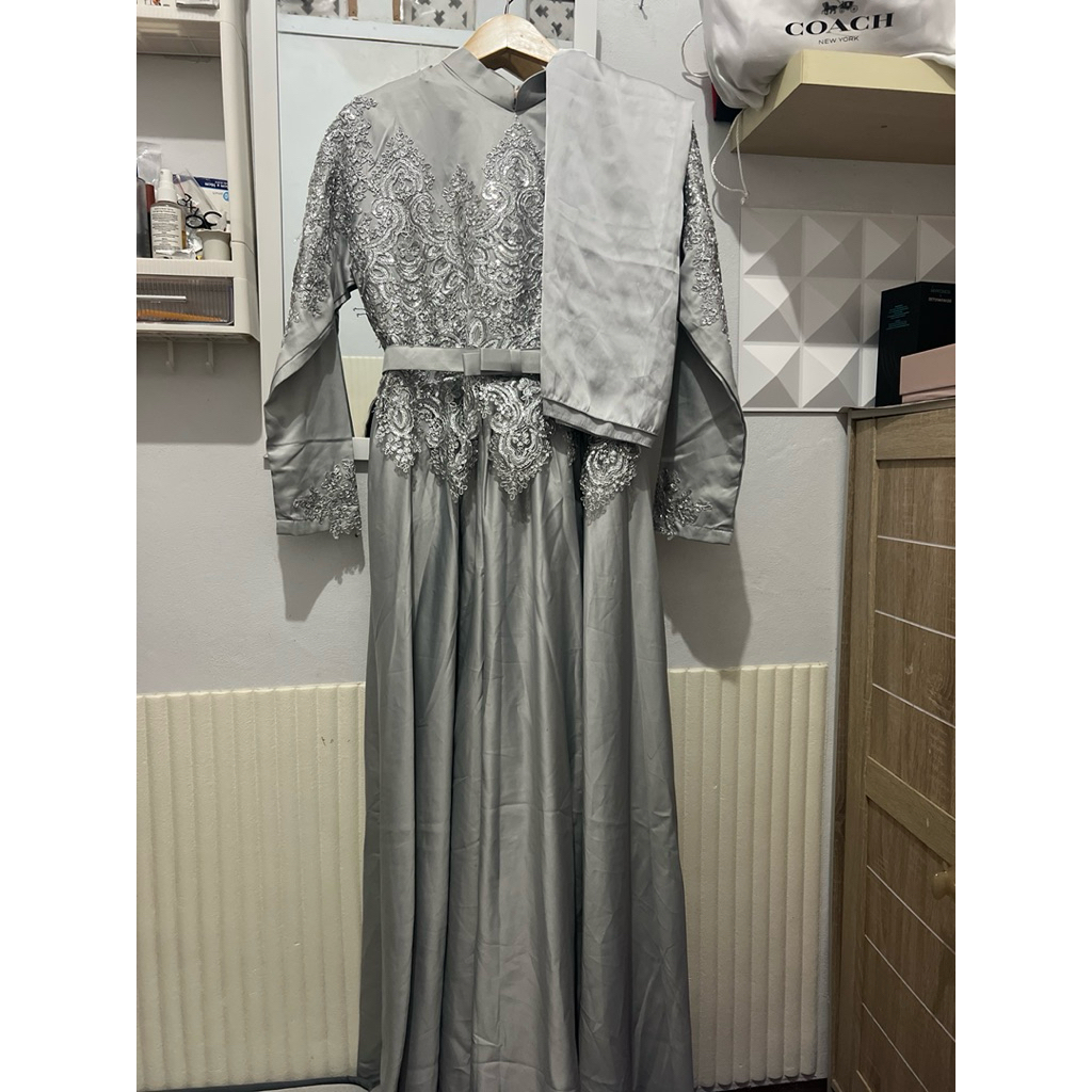 Preloved Maput- Dress Pesta silver free hijab