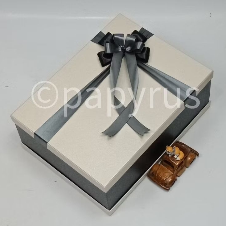 

PAPYRUS Sandwich 30x40 Tinggi 15cm Kotak Kado Gift Box Hardbox Hampers V3