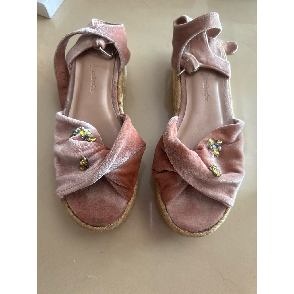 prelove sandal sepatu wedges stradivarius size 38 bahan velvet lembut hiasan permata lebah unik