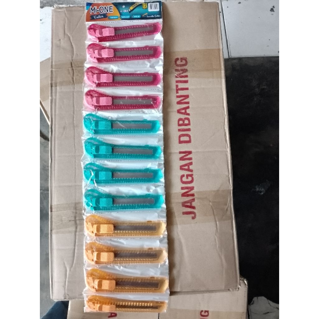 

1 renteng (12biji) Pisau kater besar /Cutter besar renteng