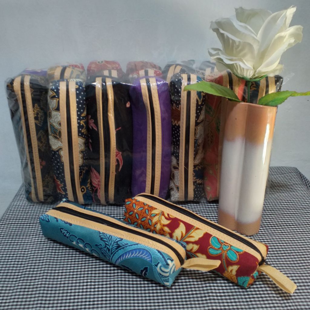

DOMPET BATIK TEMPAT PENSIL MURAJ,SOUVENIR DOMPET BATIKURAH