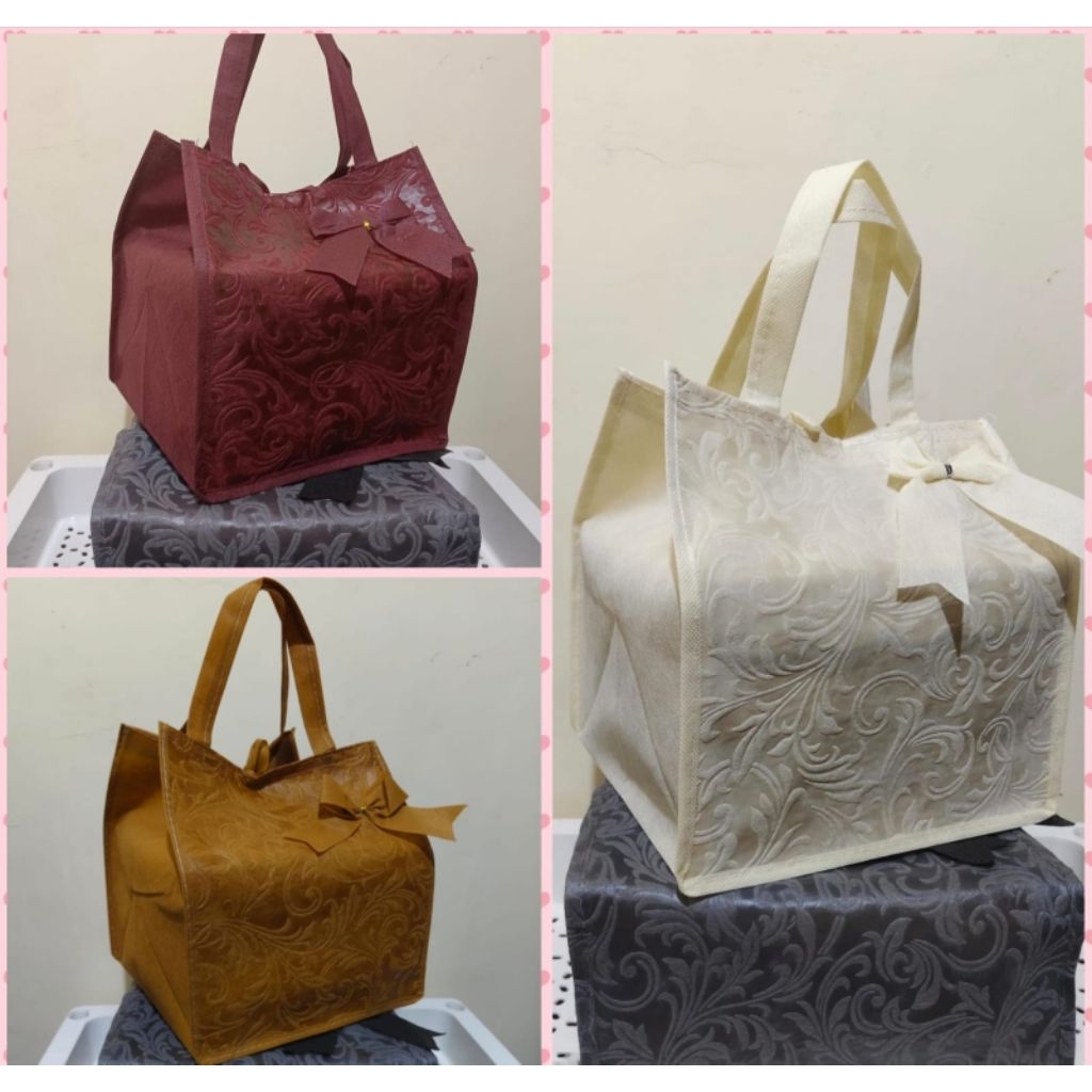 

TAS HAJATAN SPUNBOND PITA EMBOS NEW UKURAN 20 X 20.TAS BOX NASI/TAS HAJATAN MURAH/TAS HAJATAN/TAS PARCEL /TAS SOUVENIR/TAS ULANG TAHUN/TAS BEKAL/TAS BELANJA/TAS SEMBAKO/GOODIE BAG