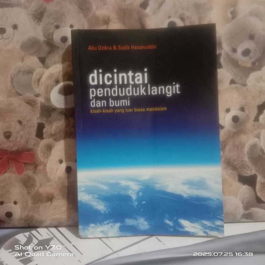 Buku Dicintai Penduduk Langit Dan Bumi / Kisah Kisah Yang Luar Biasa Mendalam - Original