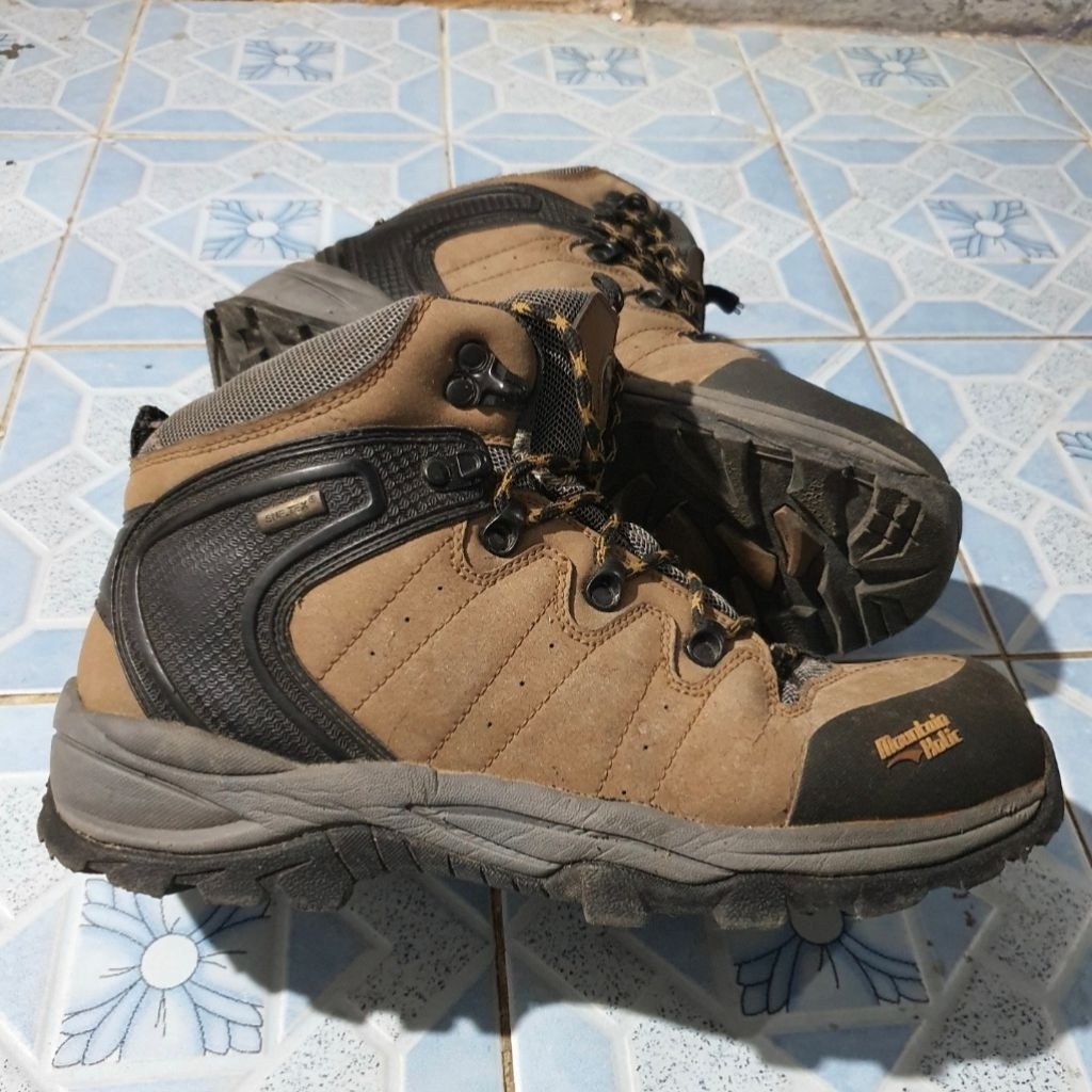 Sepatu Gunung Mountain Holic Size 42
