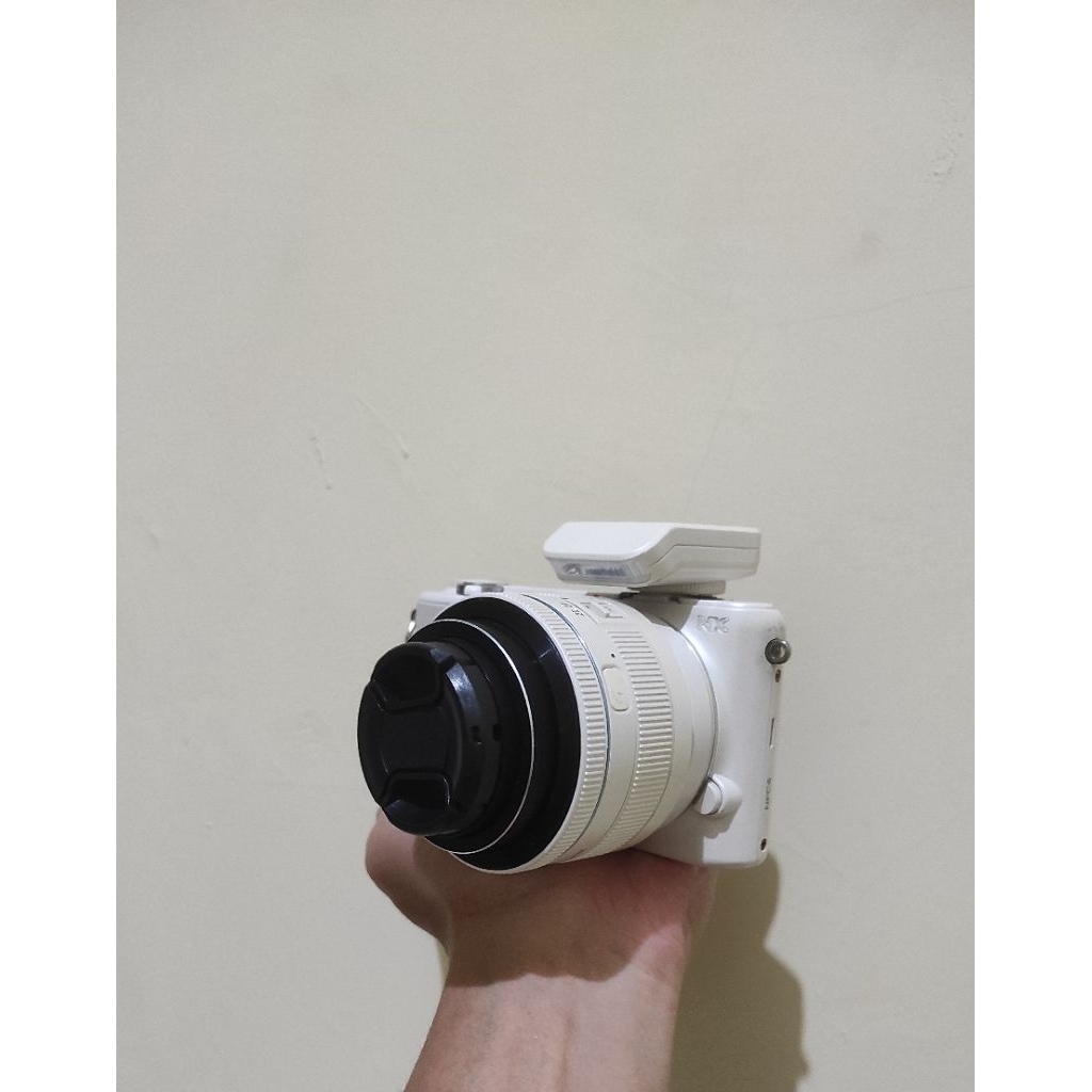 KAMERA MIRRORLESS SAMSUNG NX2000