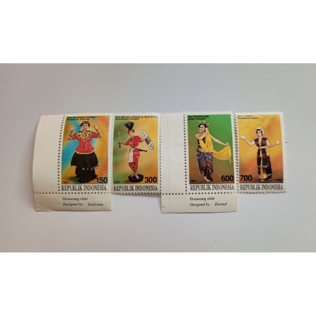 

4 pcs Perangko seri Tarian daerah Indonesia Tahun 1997