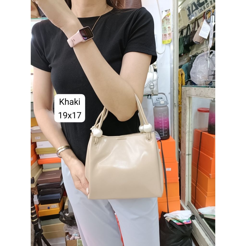 Tas tenteng selempang bahan kulit msk model baru. Ready 3wrn. Dpt tali pnjg dan pouch kecil