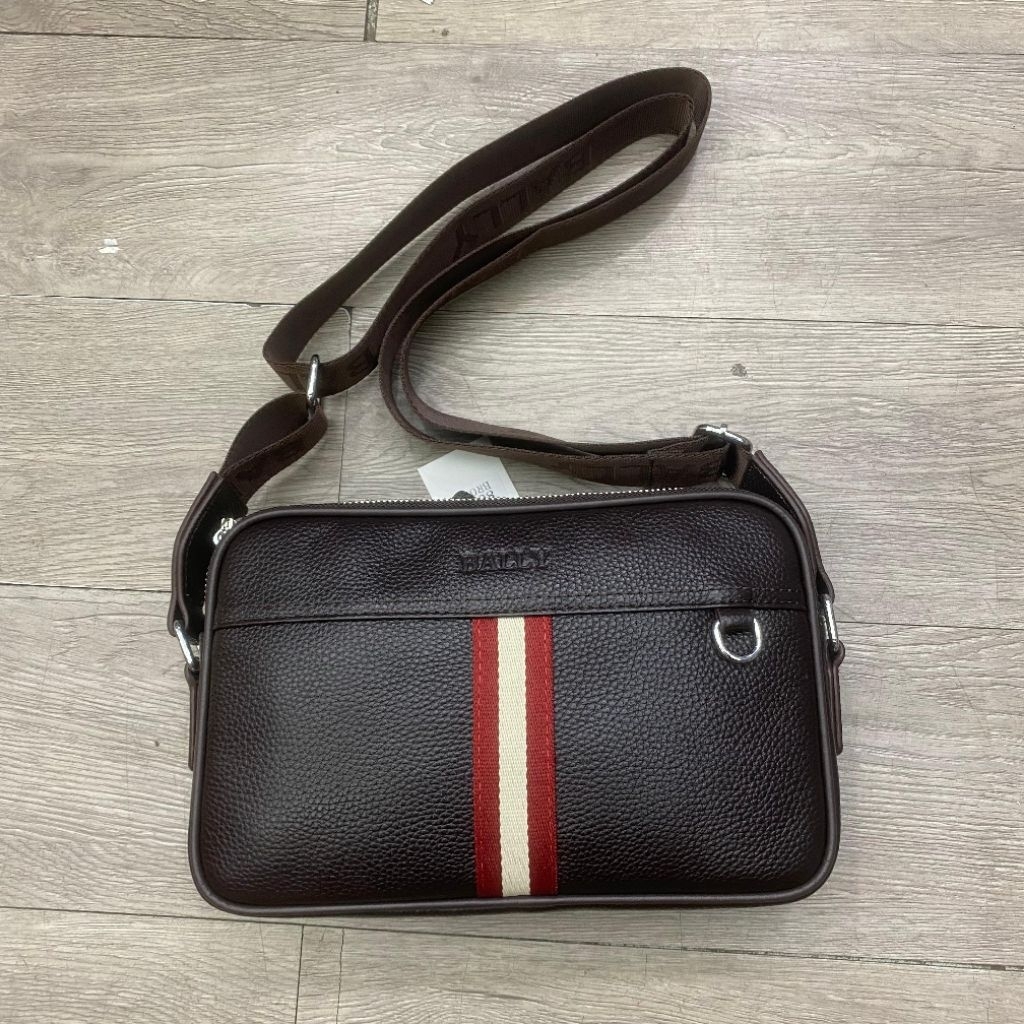 TAS SELEMPANG PRIA BALLY  PREMIUM AAA BAHAN KULIT – SLING BAG MEWAH MOTIF GARIS MERAH PUTIH KLASIK