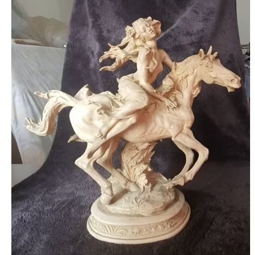 Patung Kuda Armani Giuseppe