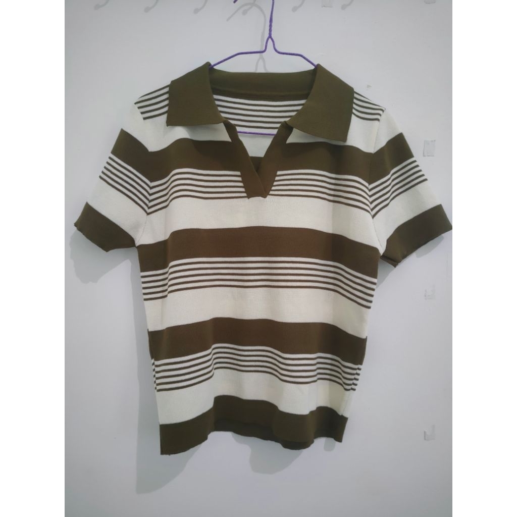 Baju Atasan Plisket Berkerah warna putih coklat