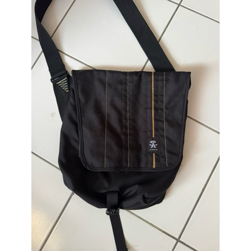 tas slingbag crumpler for laptop auth