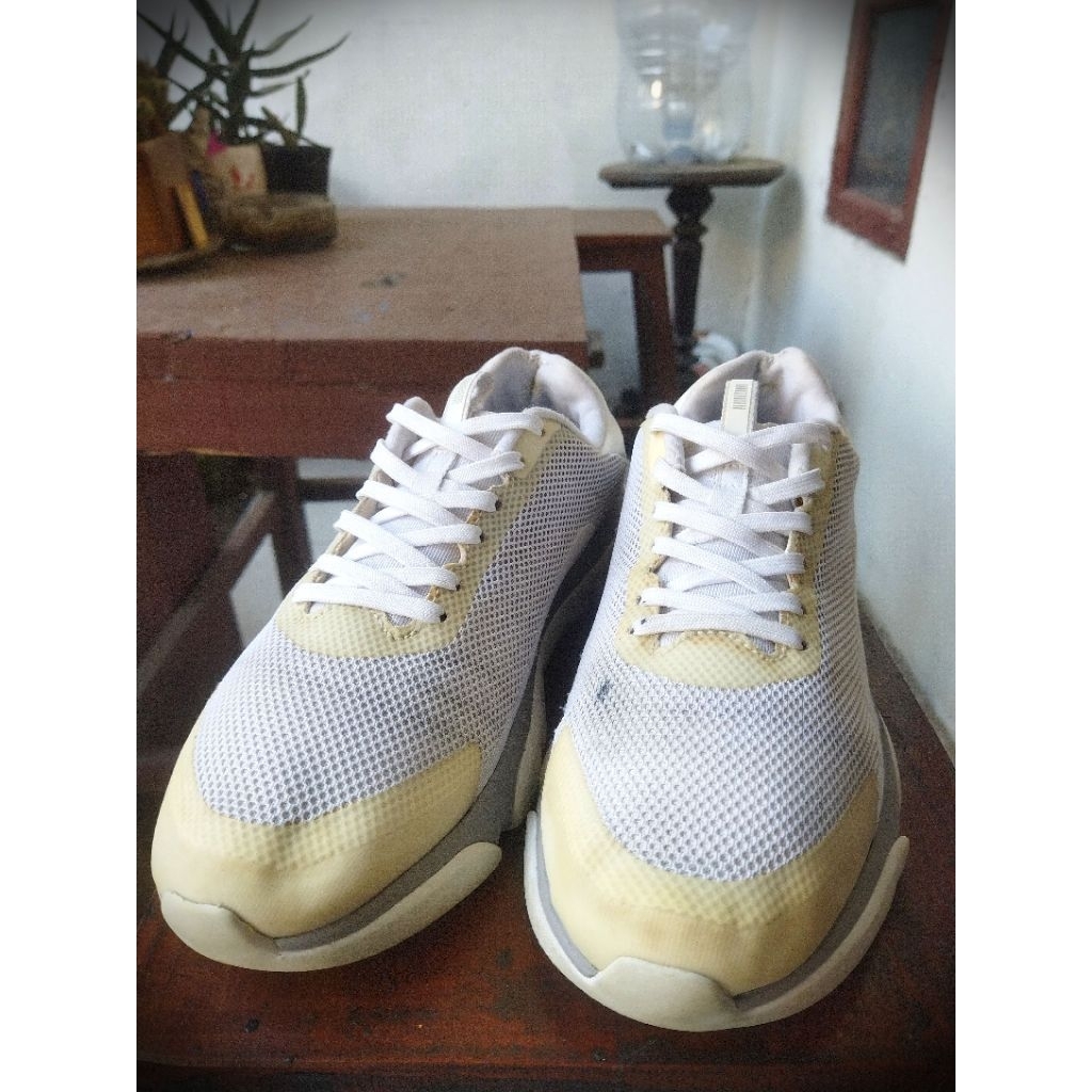 sepatu running seken brand Descente sz 41