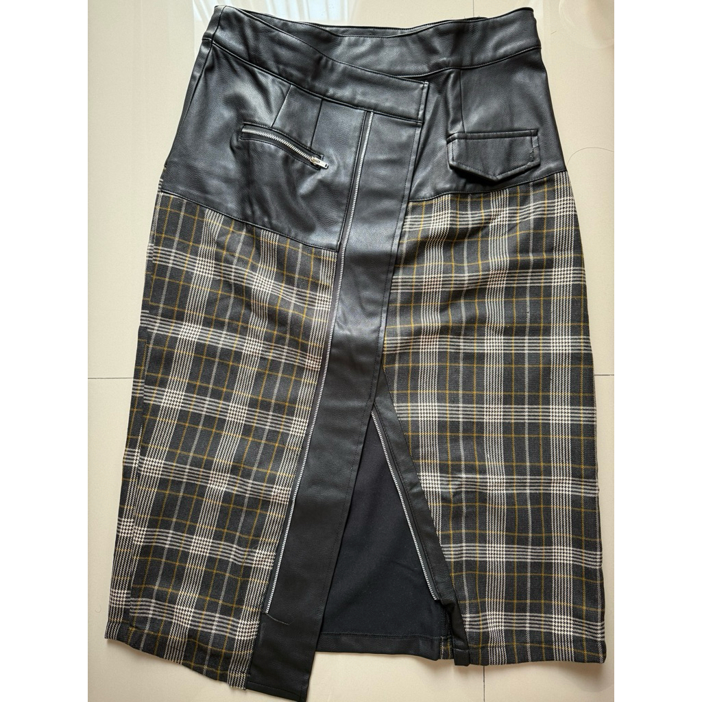 Rok midi hitam kotak combi kulit merk Melvee