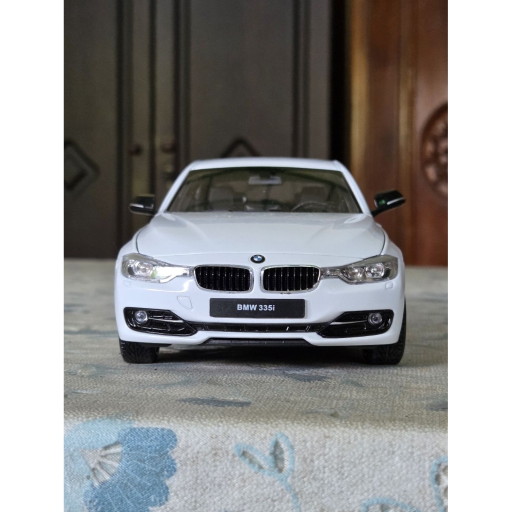 Diecast Welly BMW 335i f30 skala 1:18 putih