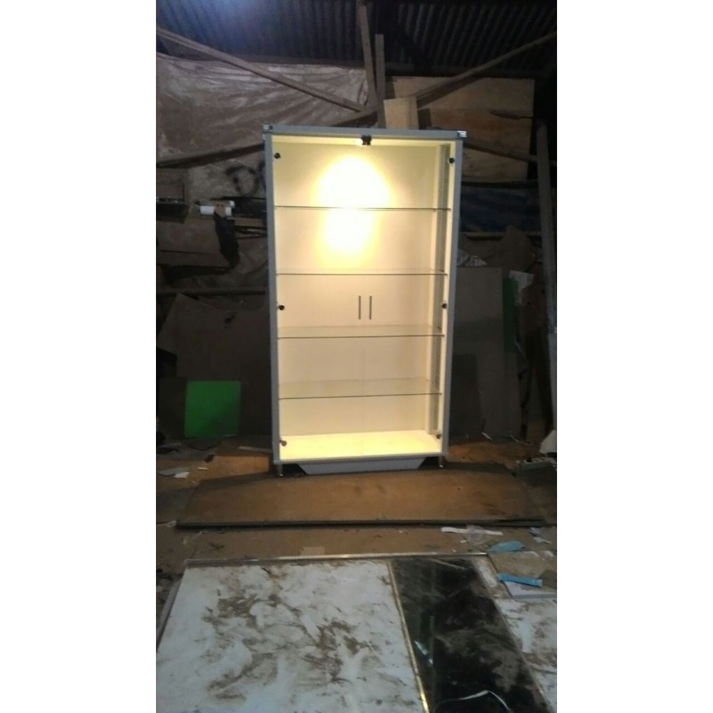 lemari hias cantik plus lampu