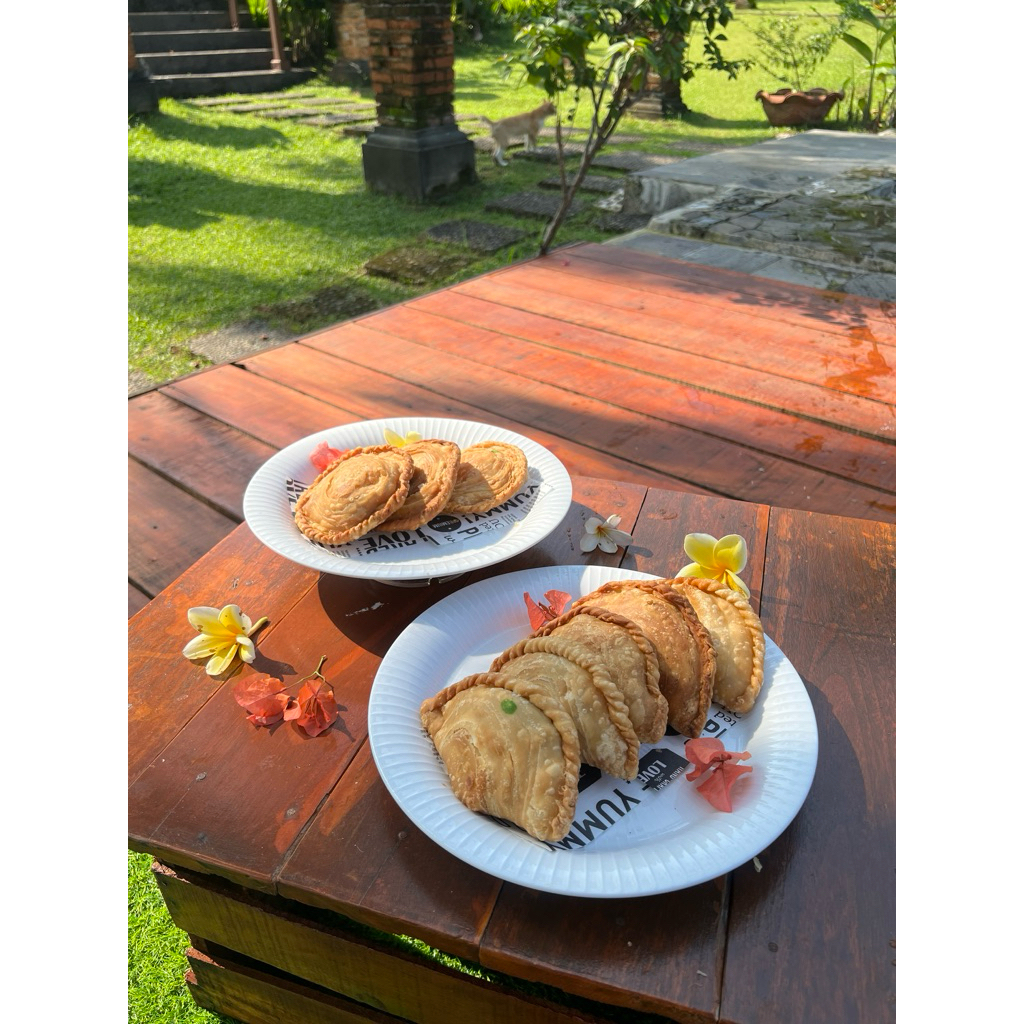 

Frozen food curry puff (MENTAH) kari pap pastel