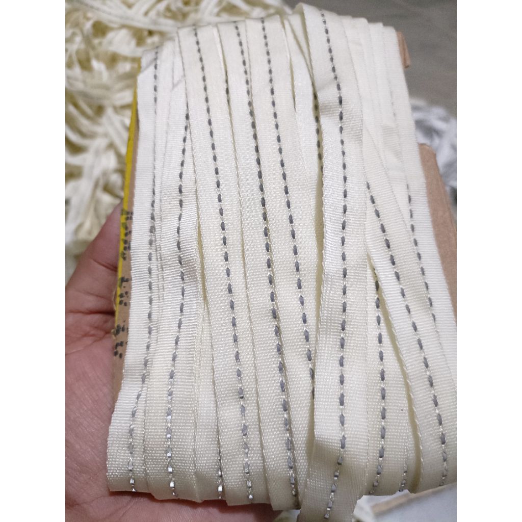 

Pita webing dengan garis reflektif 1.2 cm