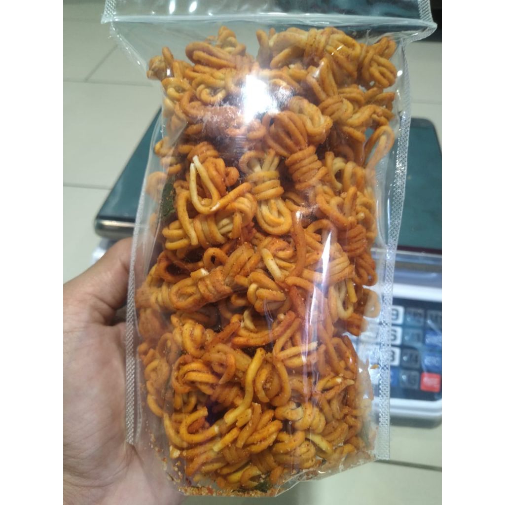 

Mie Gulung Mie lilit Mie Viral Pedas Bumbu Cikruh Kemasan 250 gr / 1/4 kg