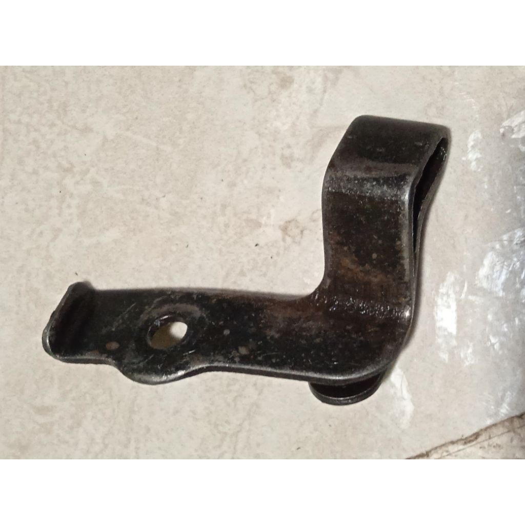 plat besi cantolan helm Yamaha force1 original