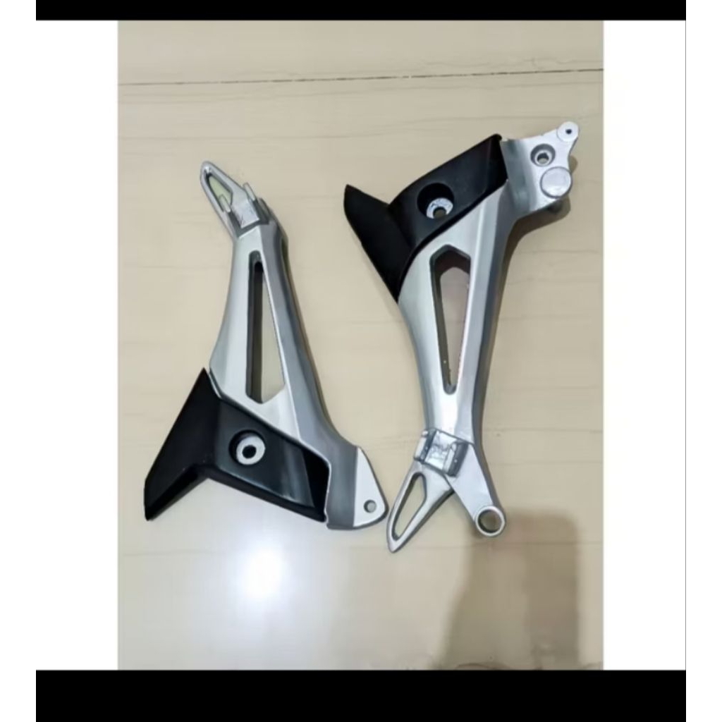 FOOTSTEP PIJAKAN KAKI BELAKANG MOTOR SUPRA X 125 DOUBLE DISK