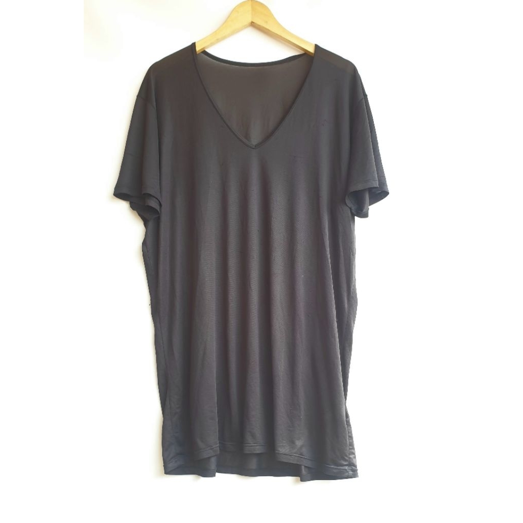 Kaos Tipis Pria V-Neck Oversized Jumbo Lengan Pendek Warna Hitam Polos Plain Black Preloved PL Prelo