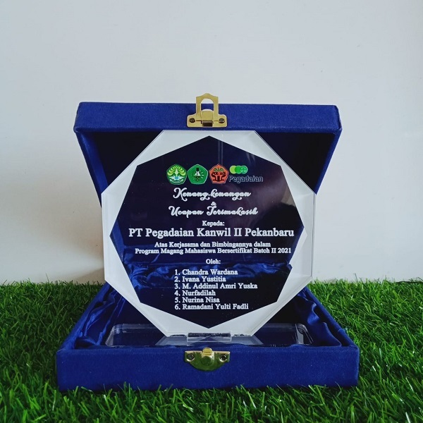 PLAKAT AKRILIK PIAGAM PENGHARGAAN TROPI MEDALI UNTUK KENANGAN PERPISAHAN GURU