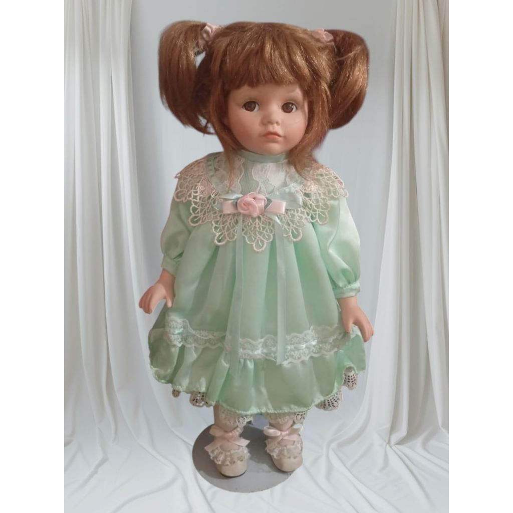 Porcelain Doll Collectible Memories. Vintage Dolls