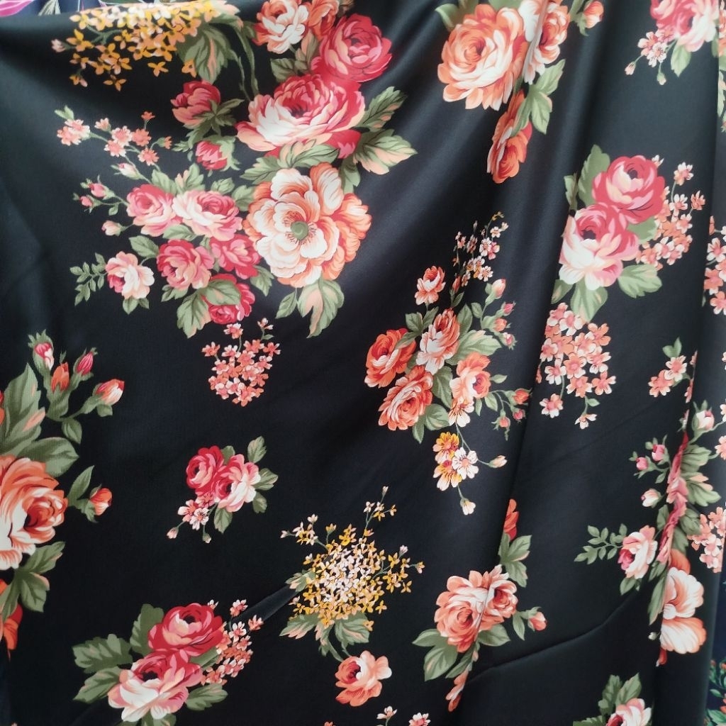 Kain Satin Silk Motif Bunga Mawar Dasar Hitam – Elegan & Lembut - Per 0,5 meter - Kain Satin Silk Pr