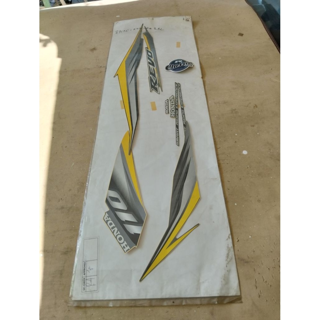 striping lis sticker decal grey honda KIRI revo ABSOLUTE 110 TAHUN 2009 871XOKWWA10ZBL Original ahm