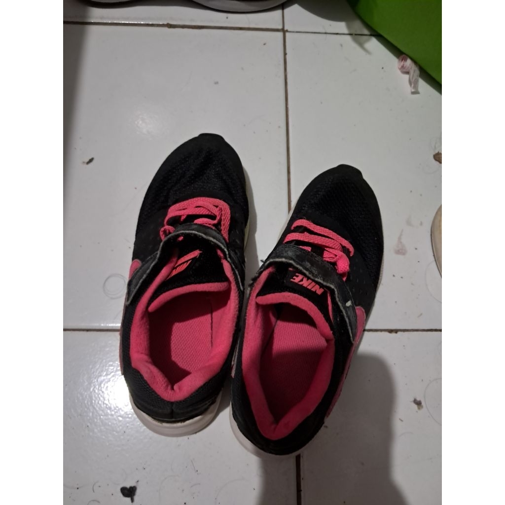 sepatu nike hitam ada warna pink fanta.