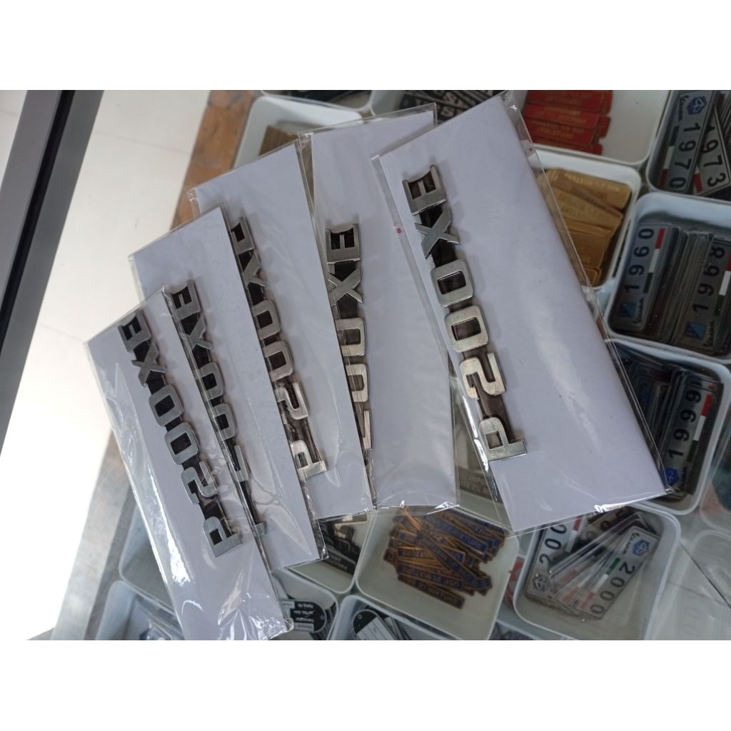 Emblem P200XE depan Vespa Excel Px