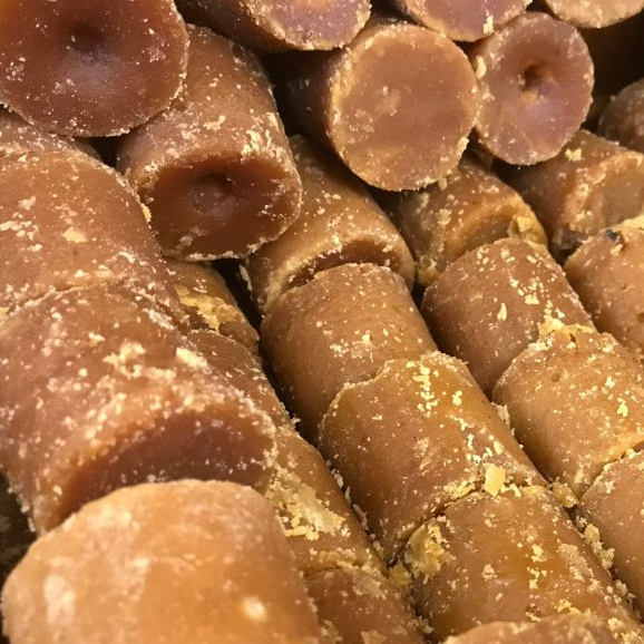 

GULA MERAH 1 KG ASLI GULA JAWA GULA BATOK GULA MERAH / GULA KELAPA ASLI TANPA CAMPURAN 100% ALAMI