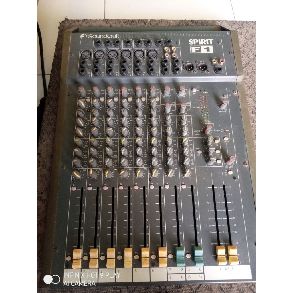 mixer soundcraft spirit F1