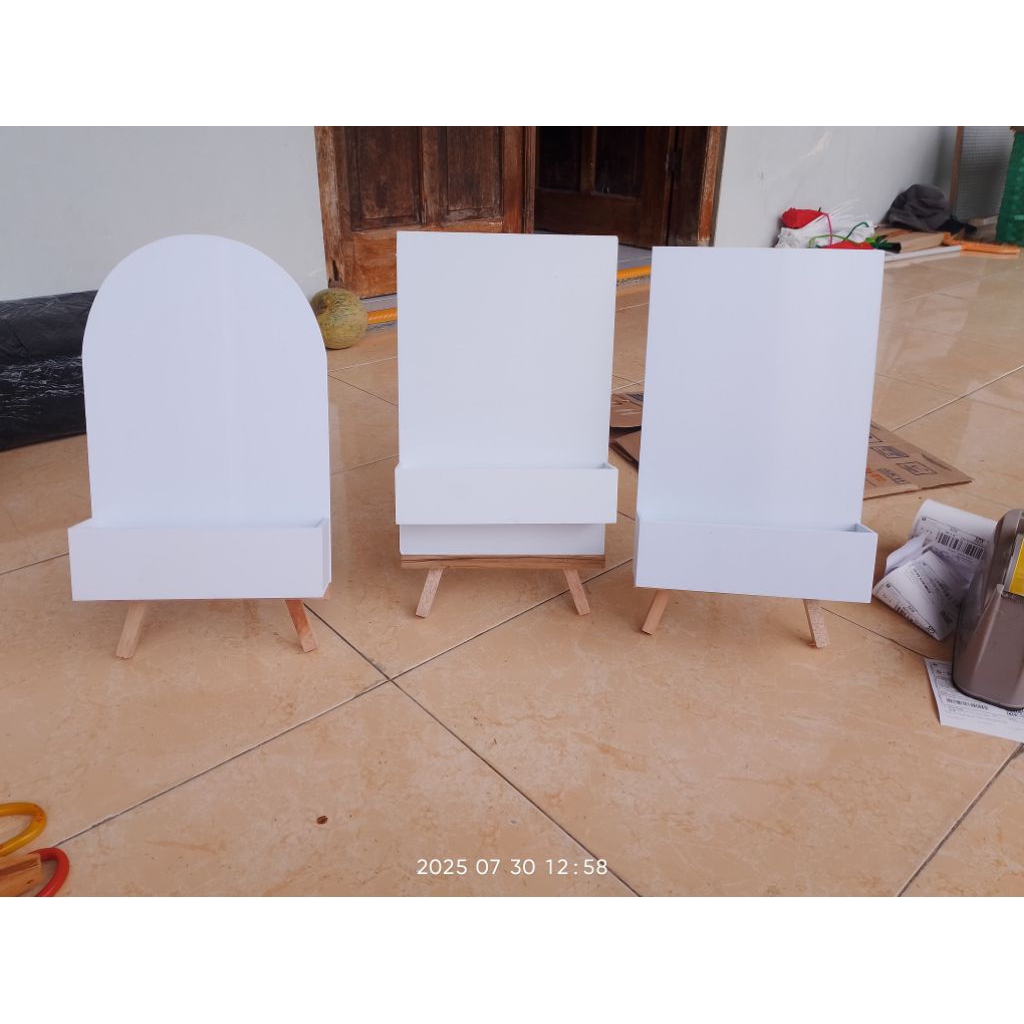 

Standing tripod sandaran figura sandaran flower box