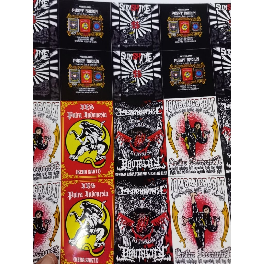 

Stiker perguruan anti luntur order di ukuran 30x45cm untuk jumlah stiker yang di dapatkan tergantung ukiram potong stiker
