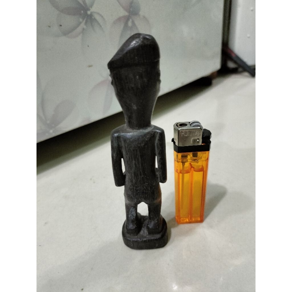 Patung kuno dayak kayu ulin.Patung primitif belian suku paser.sepuhh