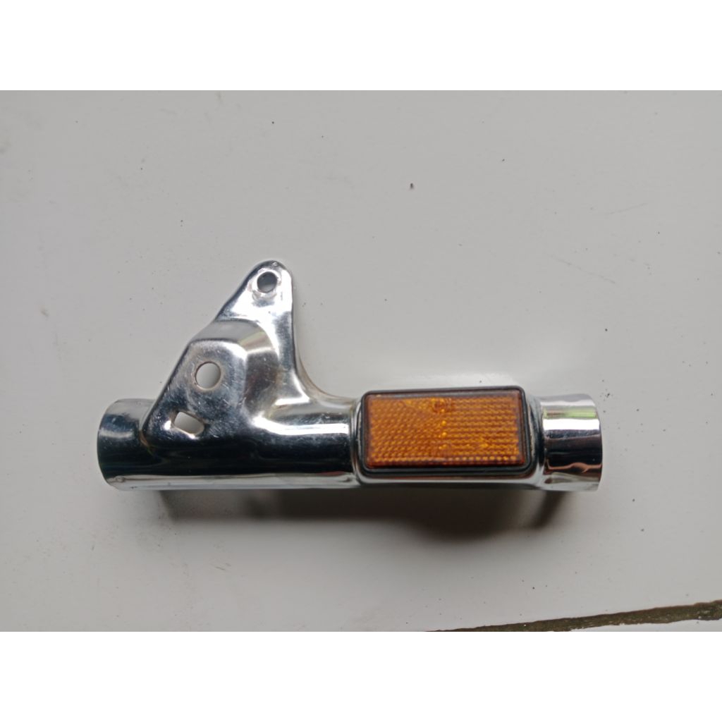 kupingan lampu dudukan lampu honda win100 sebelah kanan original copotan motor