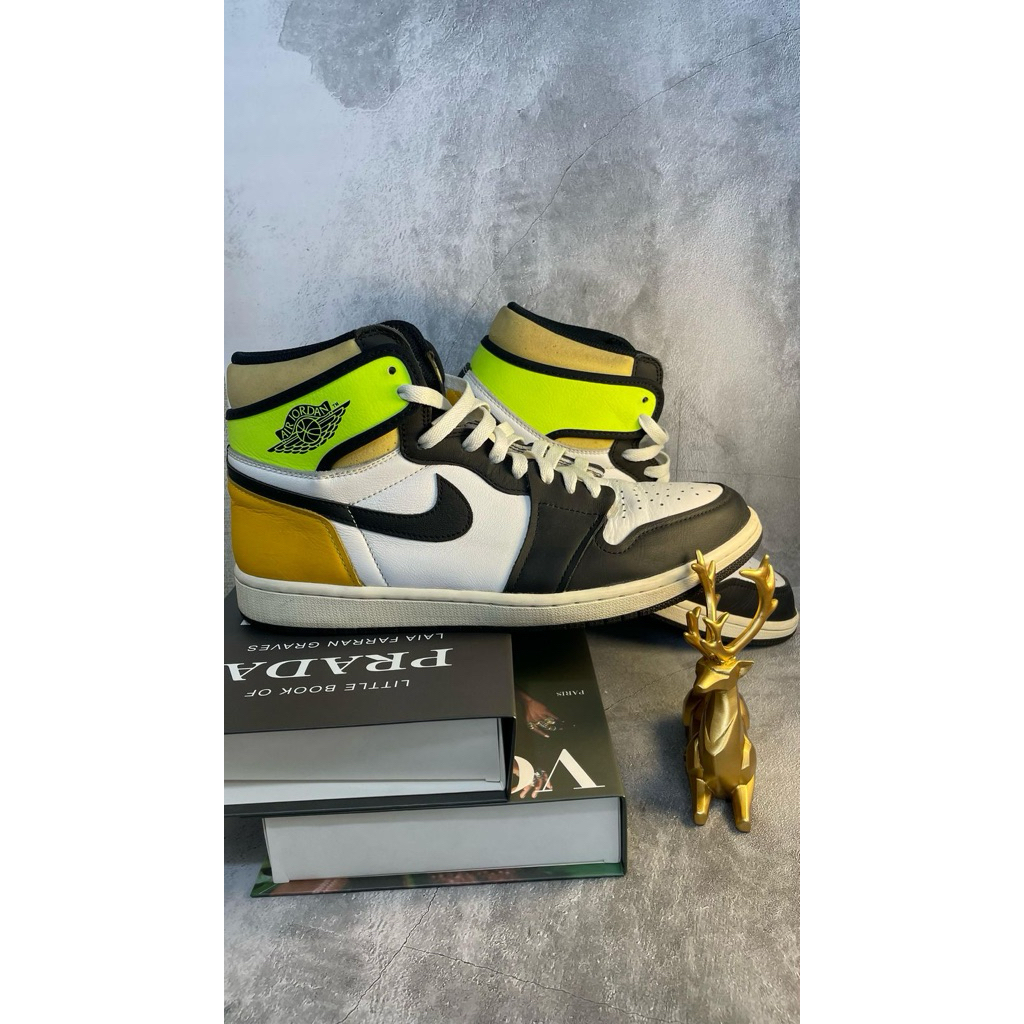 Preloved Air Jordan 1 Retro High OG Volt Gold Men/Pria Shoes Size EU 45  in White Black Yellow Orang