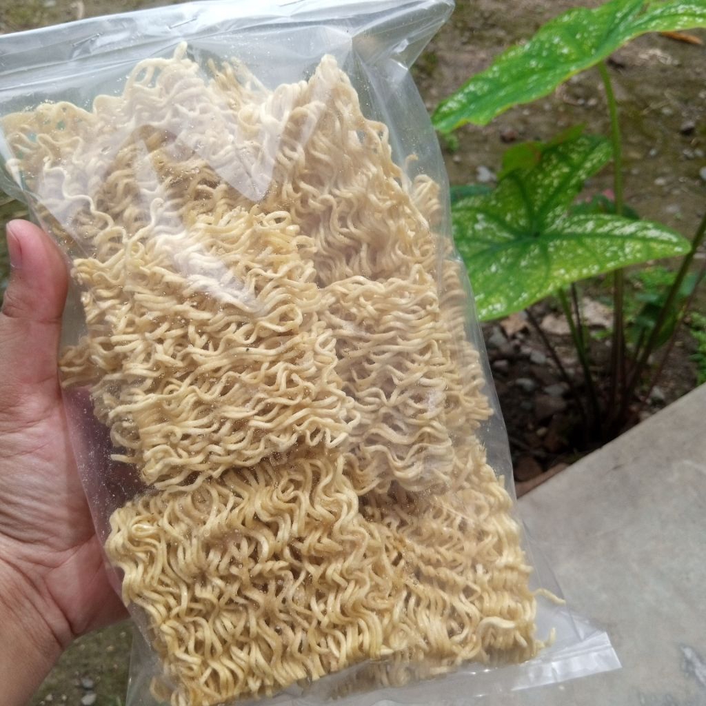 

Mie kering tinggal makan/ kemasan 200 gr/ tersedia ori dan pedas