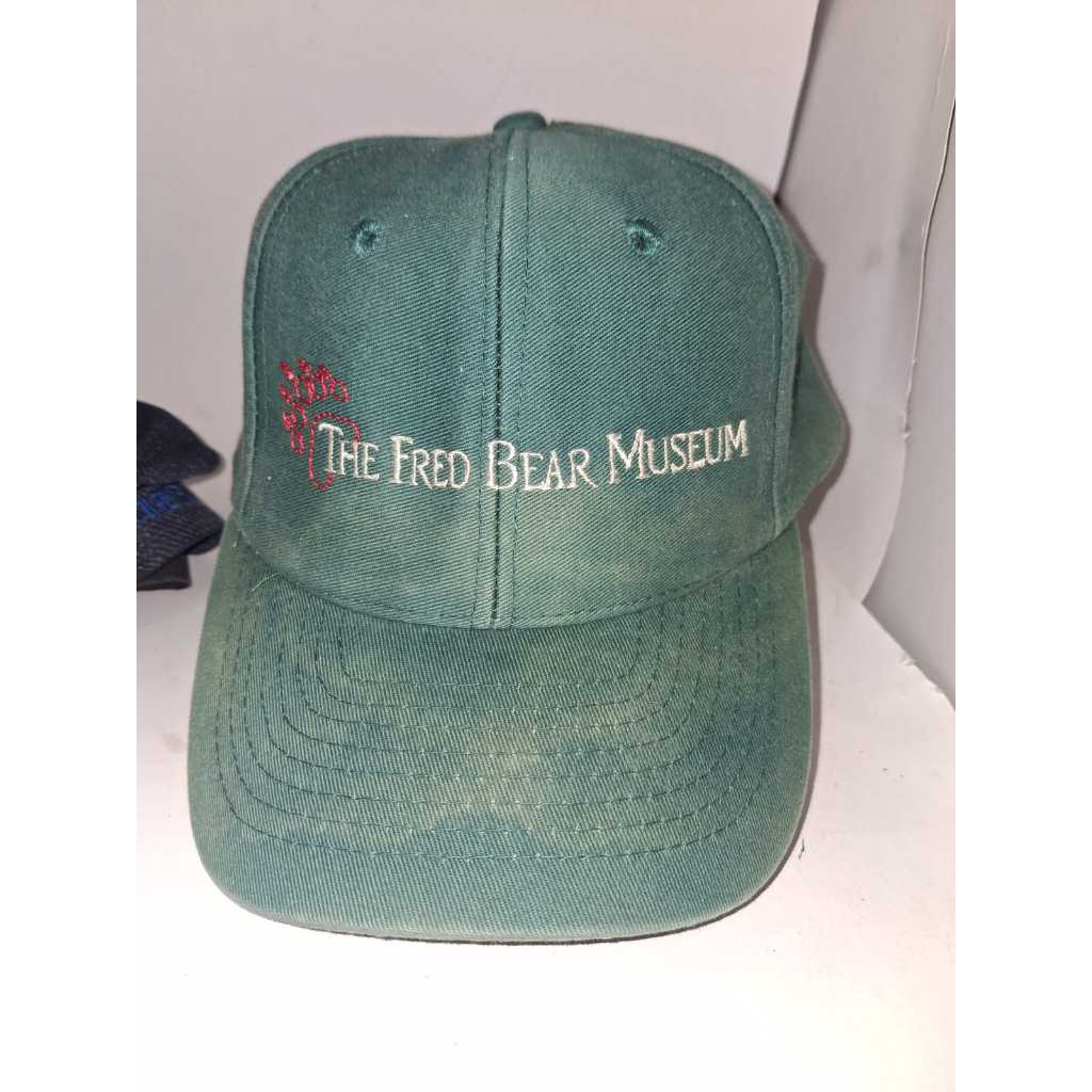 Topi Fred Bear Museum, Bahan Canvas