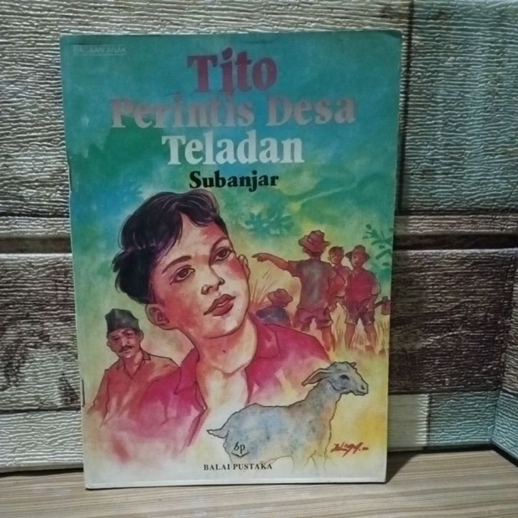 Buku jadul balai pustaka. tito perintis desa teladan.
