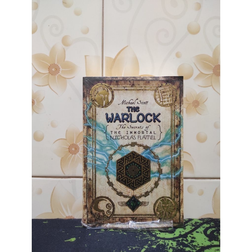 (Buku) The Warlo** The Secrets Of The Immortal Nicholas Flamel ~ Michael Scott
